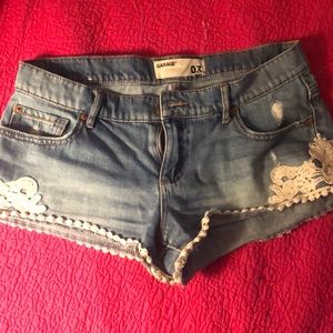 Garage shorts with lace and denim
